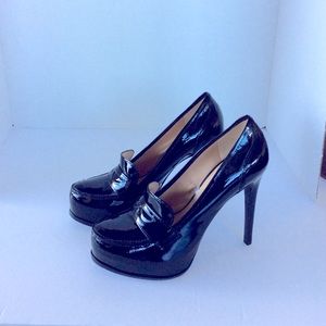 Pour Le Victoire Black patent heels. New.